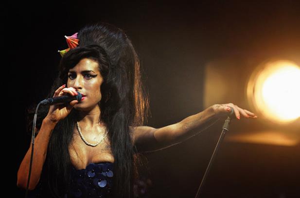 Filme renegado pelo pai mostra a genialidade de Amy Winehouse