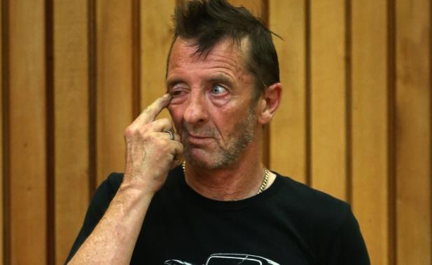 Ex-baterista do AC/DC é condenado a oito meses de prisão domiciliar