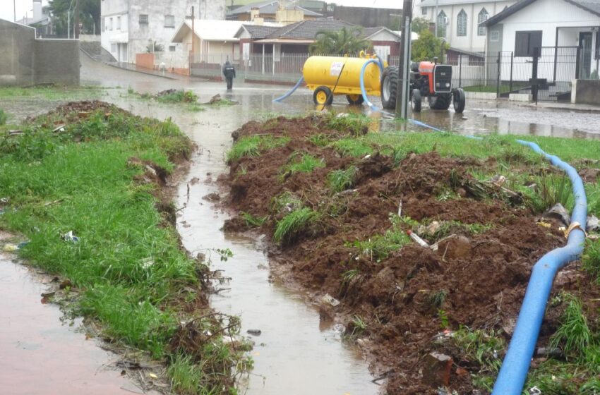 Águas de alagamento da Rua Barão do Rio Branco é drenada
