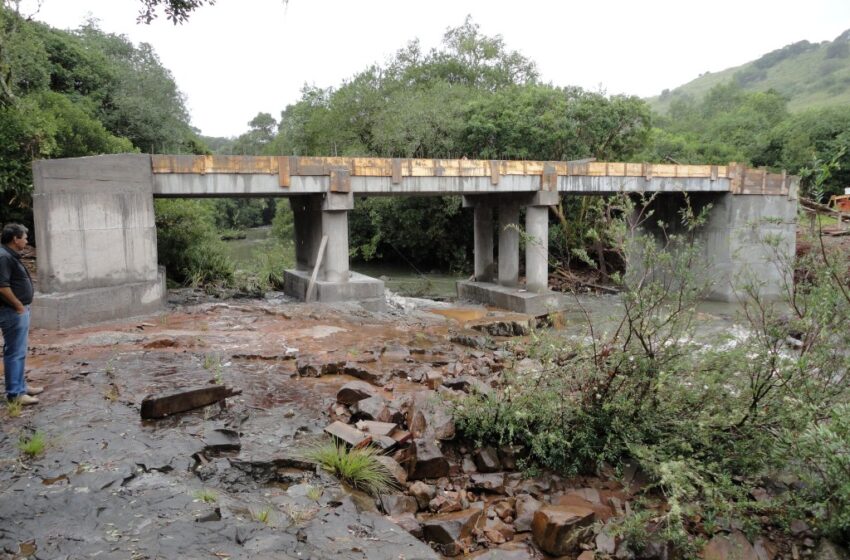 Águas levam ponte da Invernada dos Borges