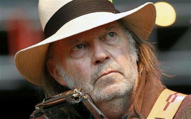 Neil Young critica streaming: “Pior formato de áudio da história”