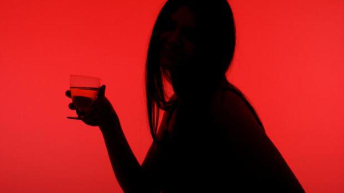 É ciumento? Você pode ter problemas com abuso de bebidas alcoólicas