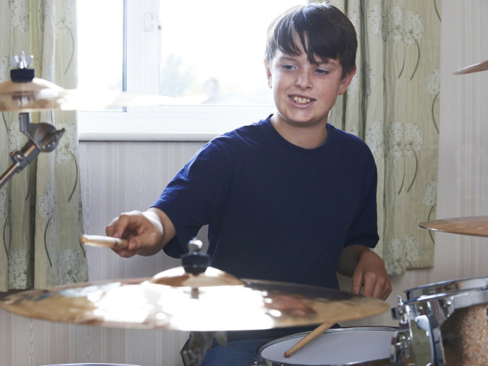 Estudar música na adolescência estimula a linguagem e a audição