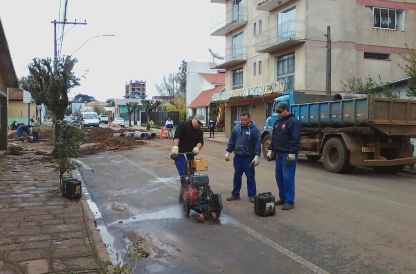 Departamento de Obras trabalha na solução de alagamento na Rua Barão do Rio Branco