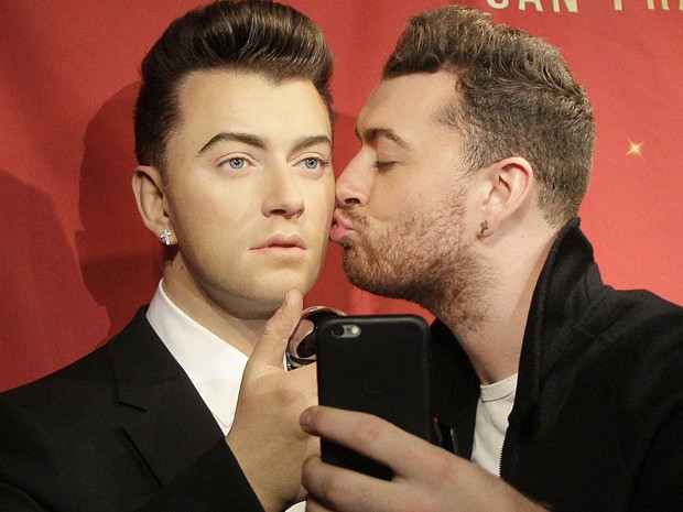 Sam Smith beija, lambe e tira selfie com nova estátua em museu de cera