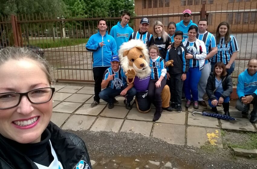 Grupo de amigos da Geral do Grêmio distribuem doces e brinquedos para crianças carentes de Vacaria