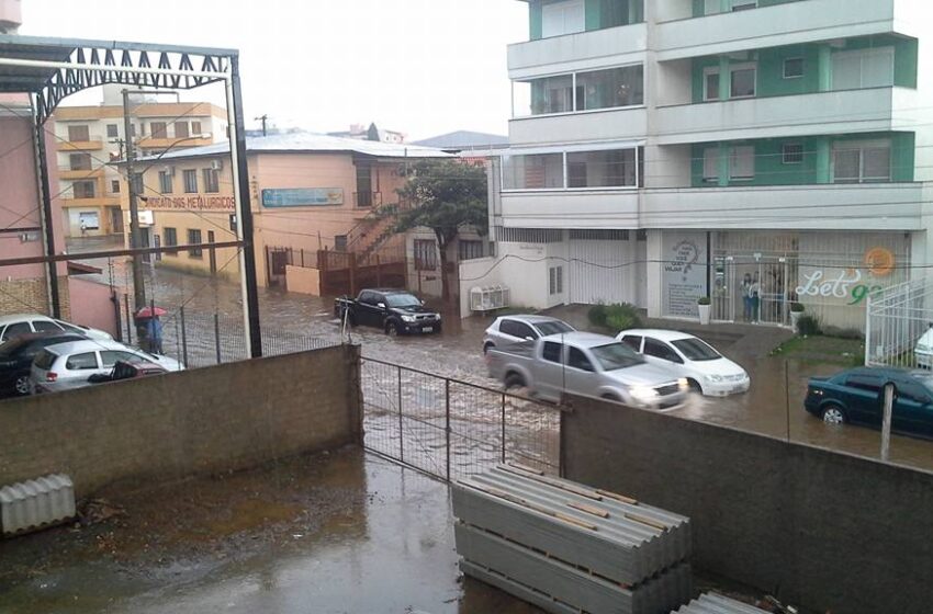 Chuva alaga ruas da cidade