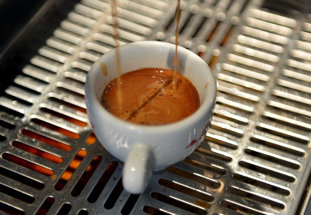  Quem toma café tem menos risco de morrer de doença cardíaca, diz estudo