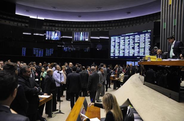 Congresso mantém veto de Dilma ao financiamento empresarial de campanhas