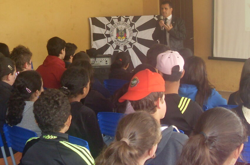  Polícia Civil ministra palestra em escola de Esmeralda