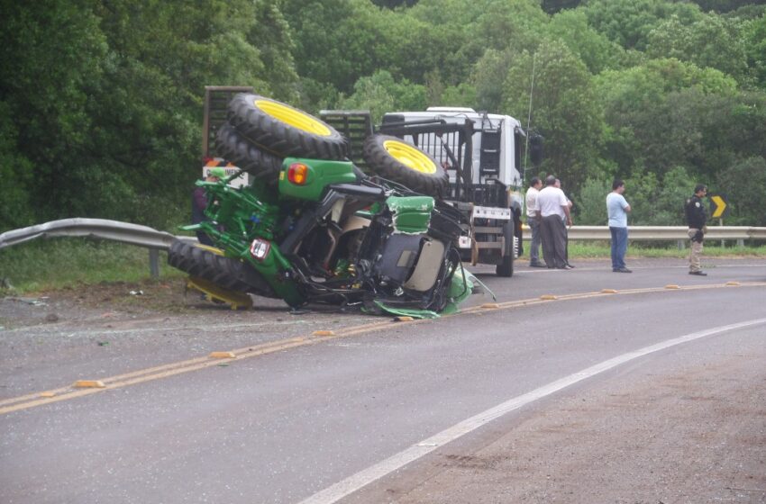 Tratores despencam de caminhão na BR 285