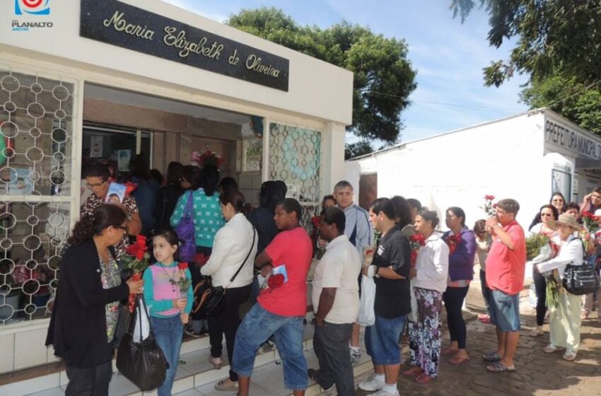 Centenas de pessoas prestam homenagem a Maria Eizabeth em Passo Fundo