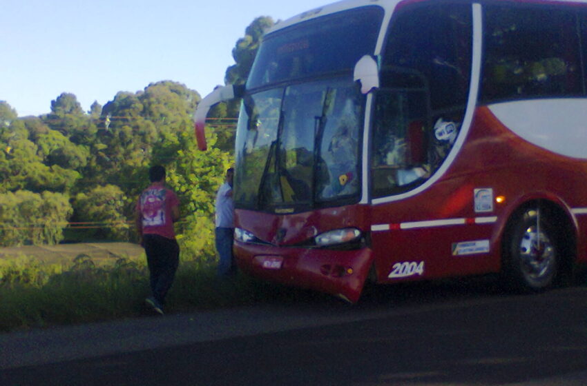  Ônibus com estudantes de Vacaria bate na traseira de outro ônibus