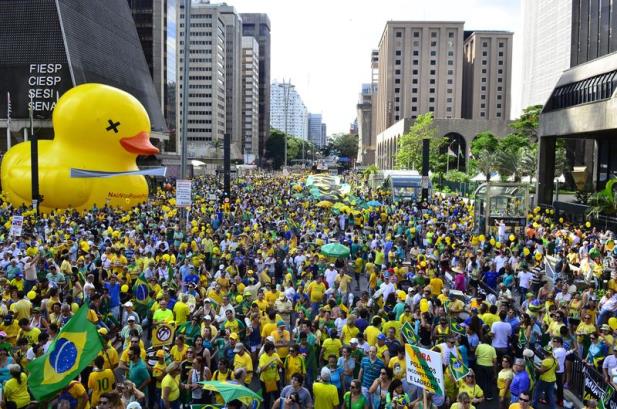  Protestos para exigir impeachment de Dilma perdem força