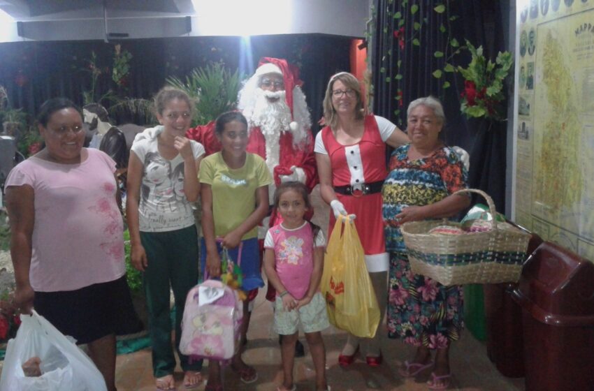 Crianças recebem presentes na Casa do Papai Noel