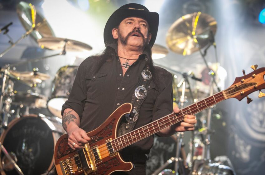  Lemmy Kilmister, líder do Motörhead, morre de câncer aos 70 anos