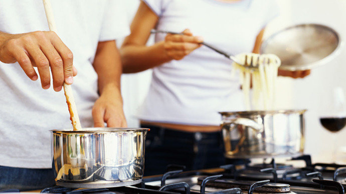 Cozinhar em casa estimula o consumo de alimentos saudáveis e emagrece