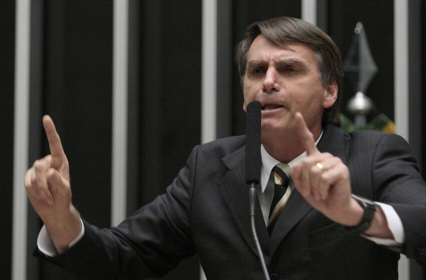  Bolsonaro defende ditadura e diz que quer concorrer à presidência