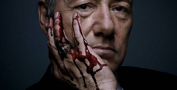 Kevin Spacey fica preso no corpo de um gato no trailer da comédia Nove Vidas