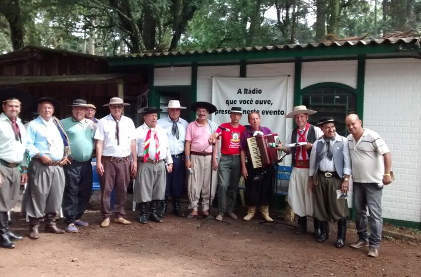 Programa Prosa e Verso com gaiteiro e trovador Lauvir Siqueira reuniu dezenas de pessoas na casa da Rádio Esmeralda