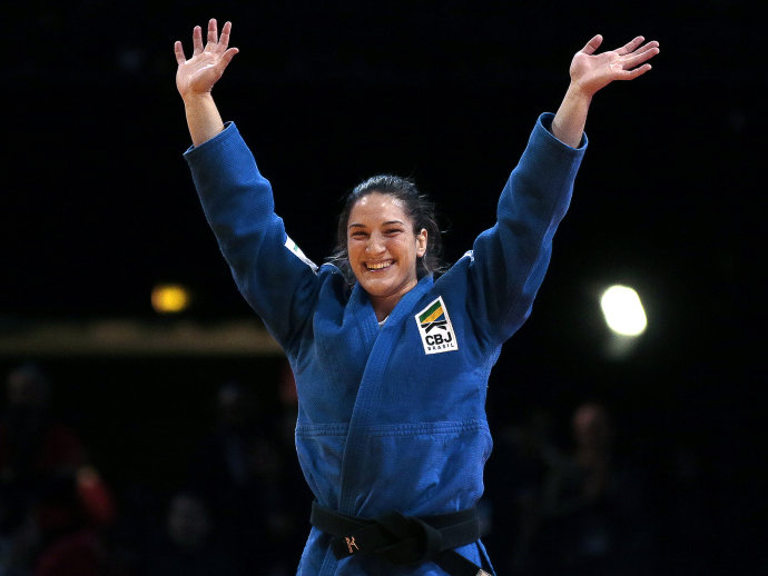 Mayra Aguiar bate rival e é ouro no Grand Slam de Paris