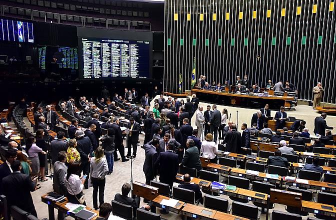 Câmara aprova projeto sobre crime de terrorismo e exclui protestos