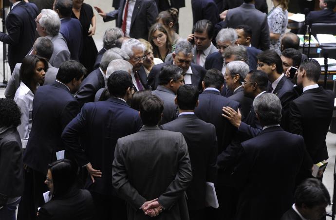 Câmara aprova decreto que reduz “salários” de Dilma, Temer e ministros