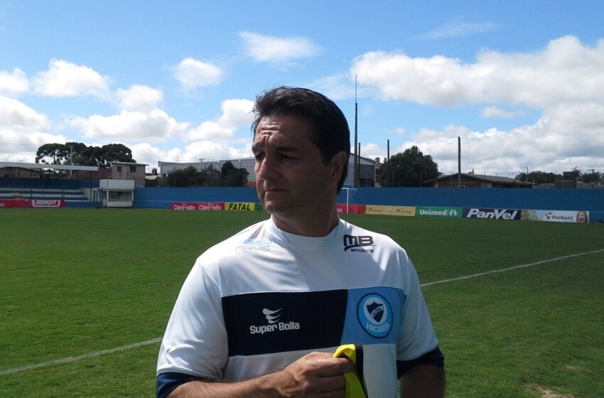 Rodrigo Bandeira é apresentado aos jogadores e já foi para o campo