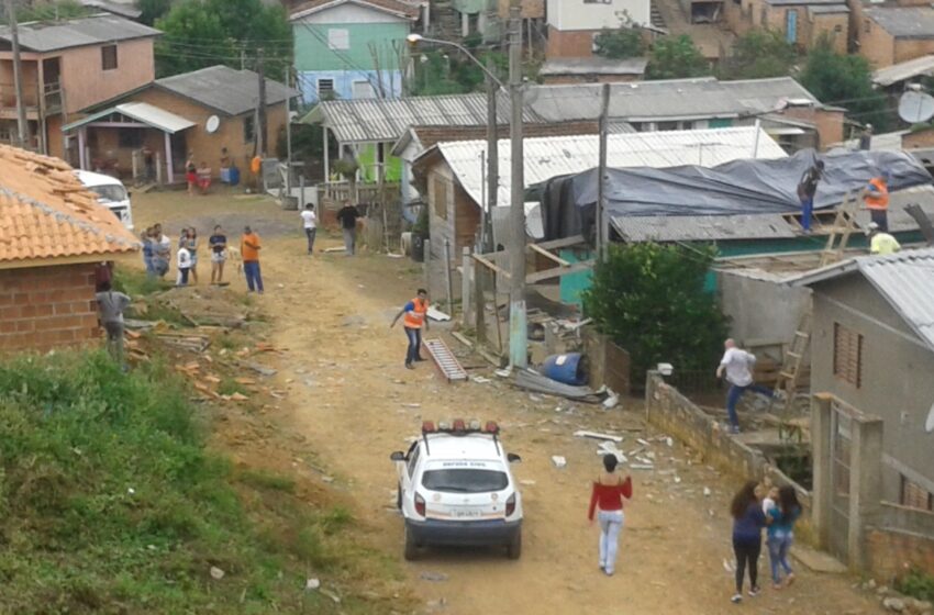Vento sem chuva causa destelhamentos em Vacaria