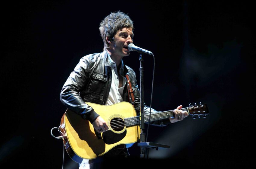 Com cara de mau e hits do Oasis, Noel Gallagher conduz show no Lolla