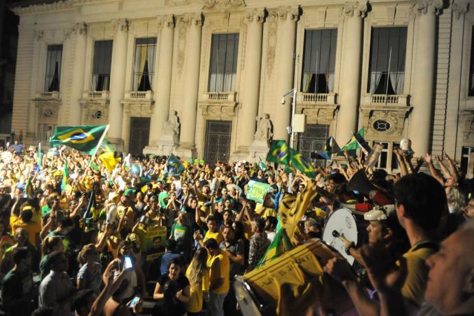 Marcha contra Lula, Dilma e PT reúne cerca de 25 mil em Porto Alegre