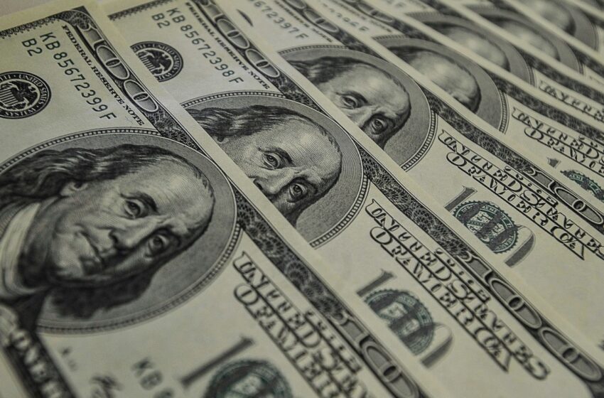 Dólar fecha março com maior queda mensal em 13 anos