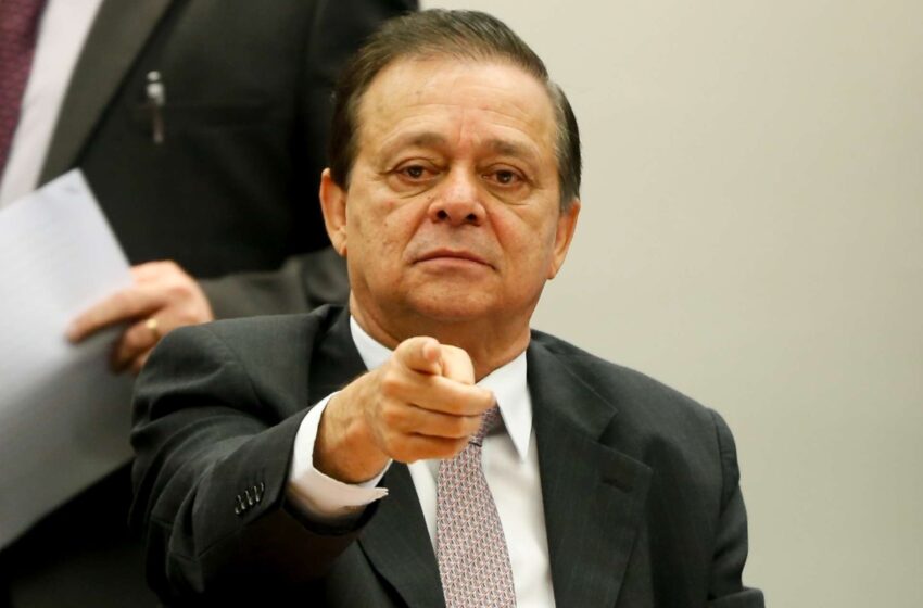 Relator cita indícios de crime de responsabilidade e defende processo de impeachment contra Dilma