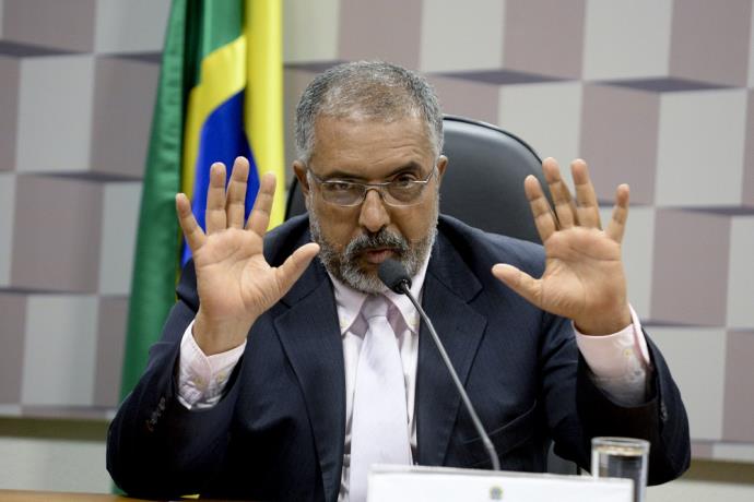 Senadores protocolam PEC que prevê eleição presidencial em outubro deste ano