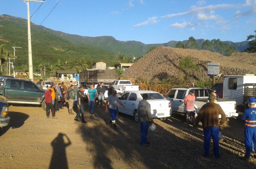 Manifestantes fecham trânsito na Serra da Rocinha