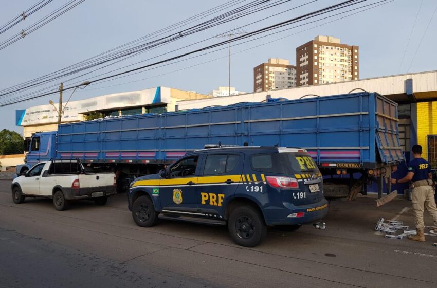 PRF apreende carreta com cerca de meio milhão de maços de cigarros contrabandeados em São José dos Ausentes