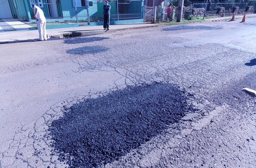  Secretaria de Obras iniciou operação tapa buracos nas ruas e avenidas da cidade