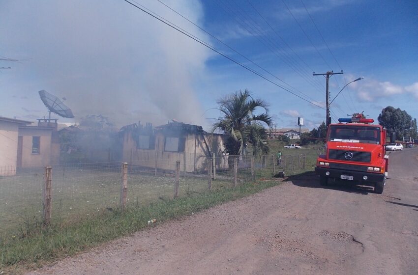 Incêndio destruiu residência no Bairro Santana