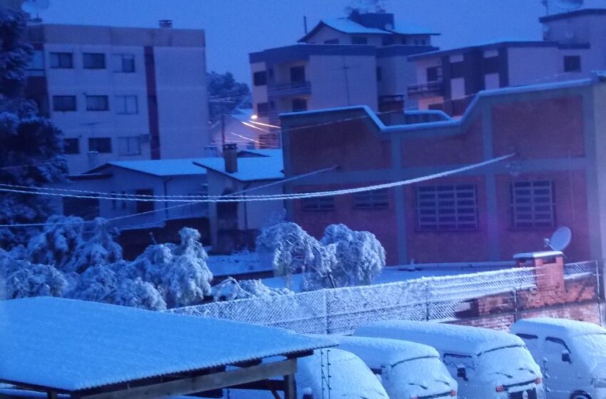Centenas de pessoas registram imagem da neve no Centro de Vacaria