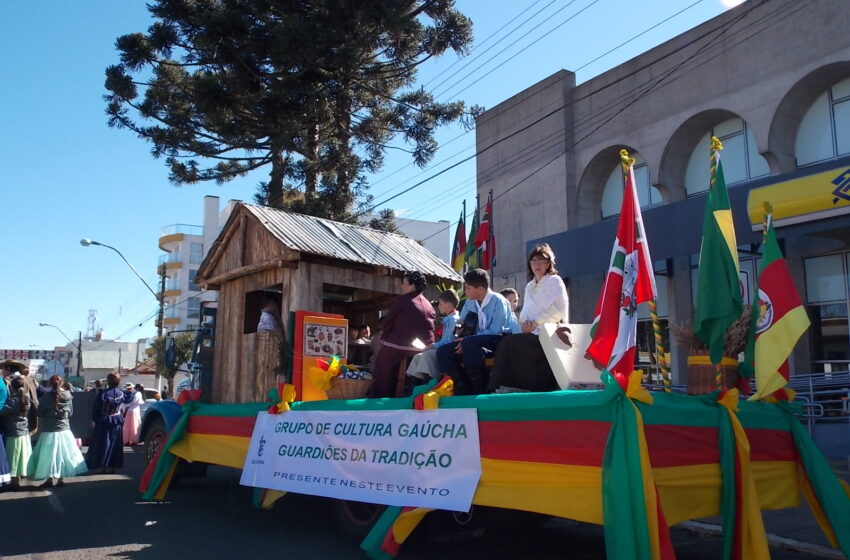  Comunidade vacariense presenciou um grande Desfile Farroupilha
