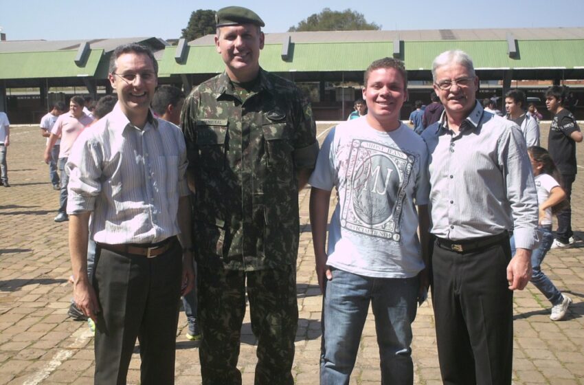 Jovens recebem certificado militar