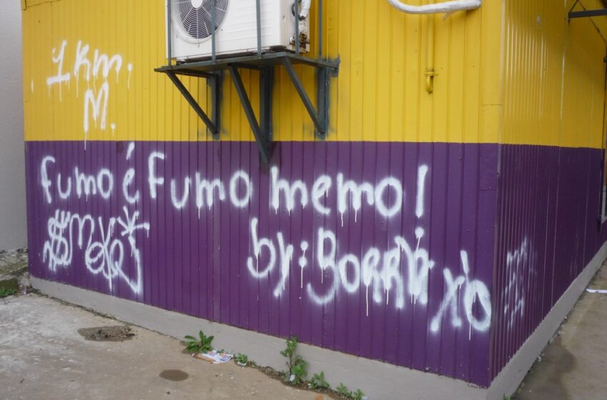 Pichadores entram em propriedade particular sujam e mancham de spray banca de revista