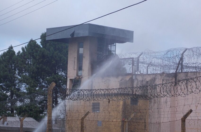  Rebelião: Detentos do Presídio ateiam fogo em colchões e arremessam pedaços de tijolos e pedras