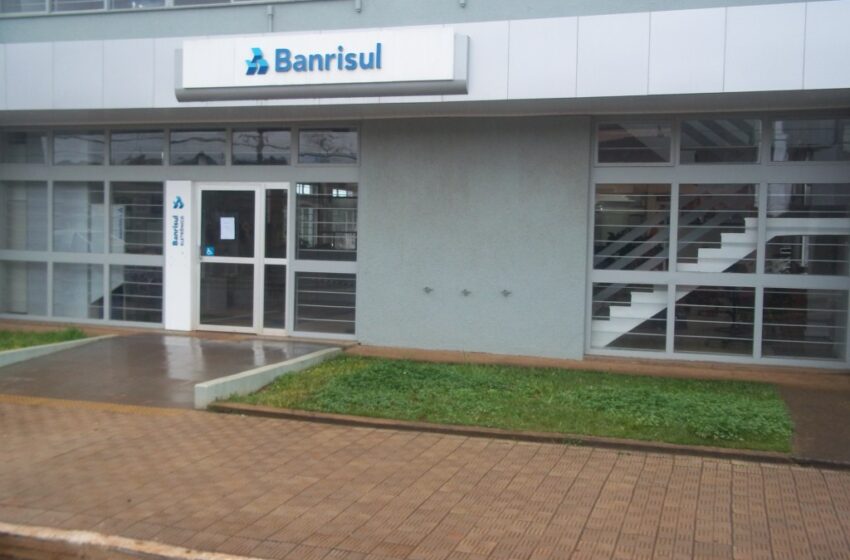 Homens armados assaltam agência do Banrisul em Esmeralda e fazem reféns