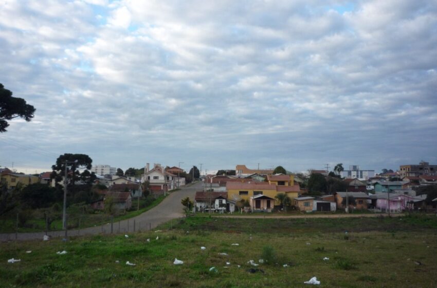 Esquina vira depósito de lixo no Bairro Petrópolis