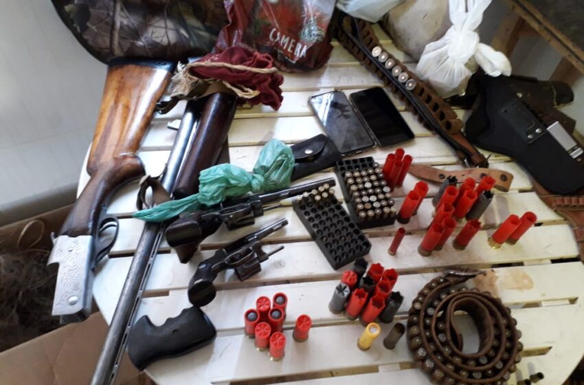 PRESO INDIVÍDUO COM ARMAS, MUNIÇÃO, OBJETOS RECEPTADOS E MATERIAIS DE CAÇA ILEGAL