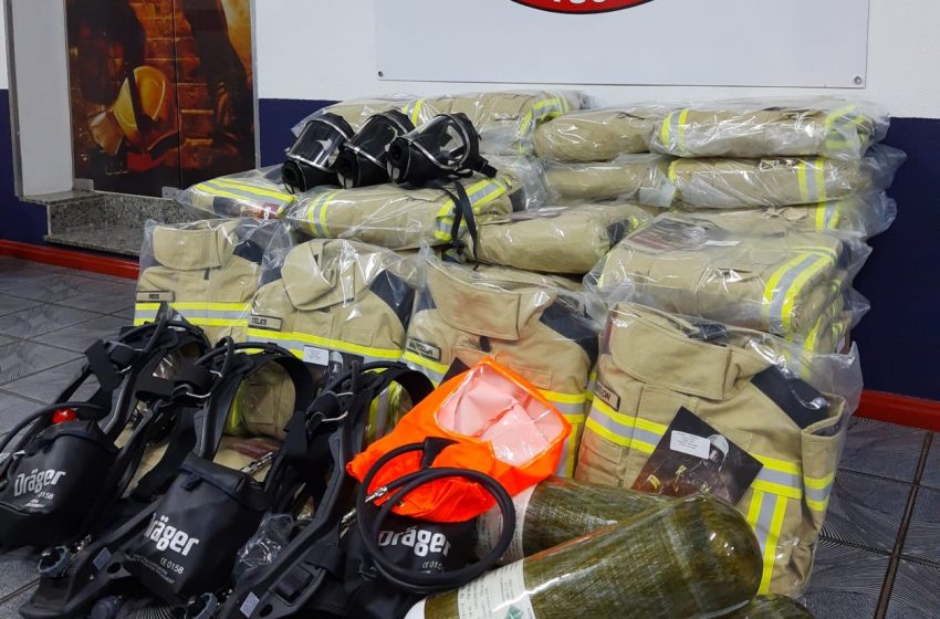 Bombeiros recebem novos equipamentos de proteção individual