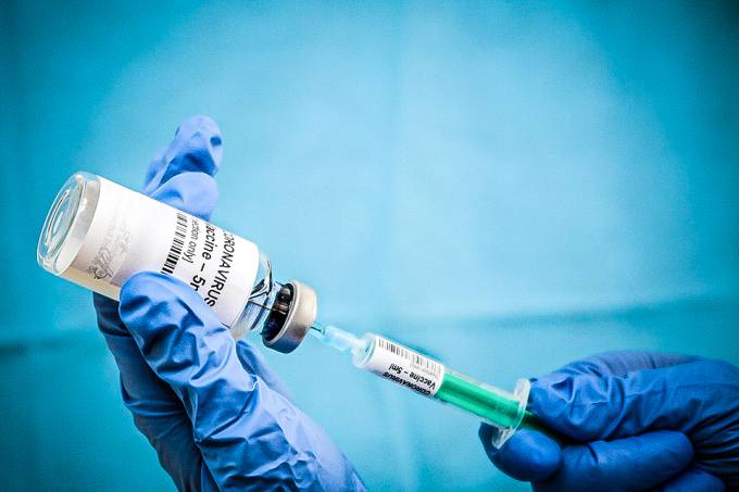 Vacina de Oxford contra a Covid-19 produz resposta imune em idosos acima de 70 anos