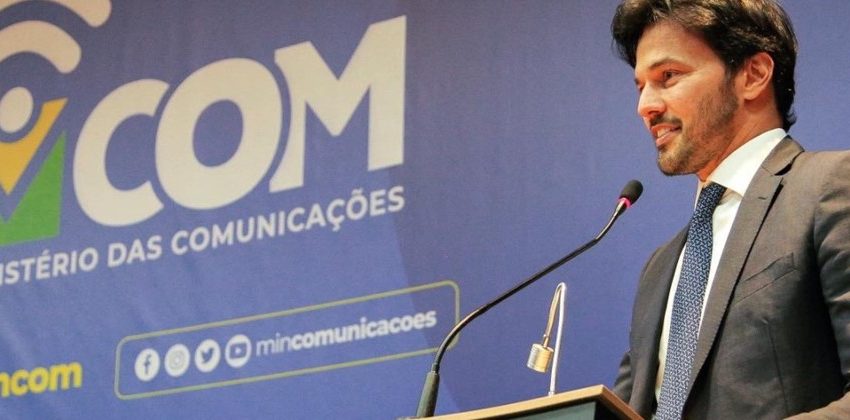 Todo celular feito no Brasil terá rádio FM, promete ministro