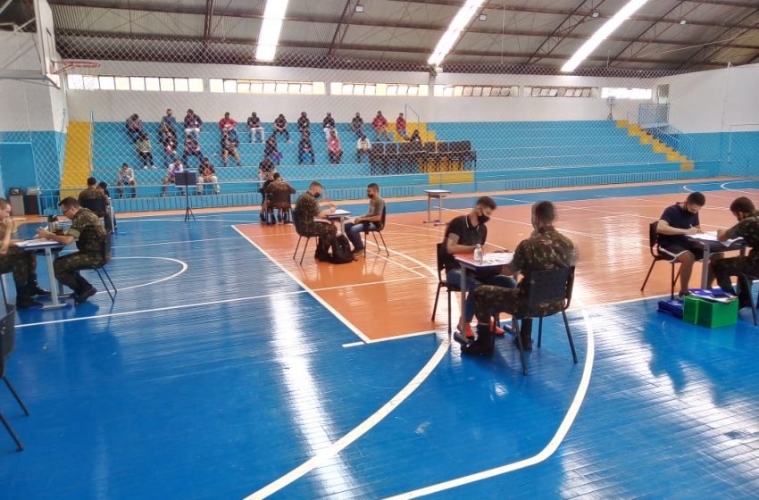 Exército faz inspeção com jovens que irão servir